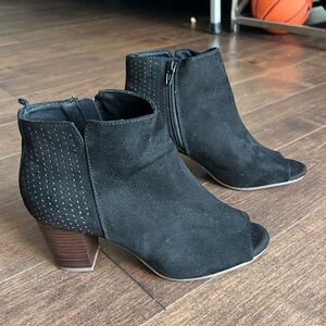 Worn Once Old Navy Black Jack Sueded Ankle Peep-Toe Booties for Women